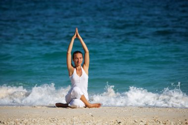 Kafkas kadın pratik yoga, deniz kıyısı