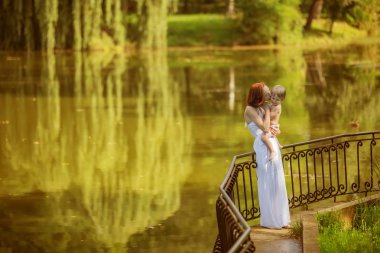 Beyaz bebek çocuk yaz Park'ta dinlenme al