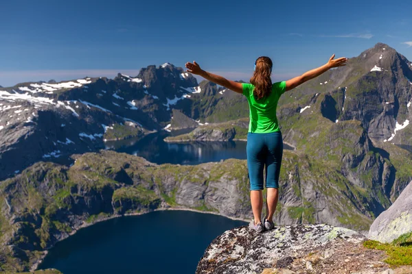 Mujer toma descanso en la cima de la montaña en Noruega — Foto de Stock