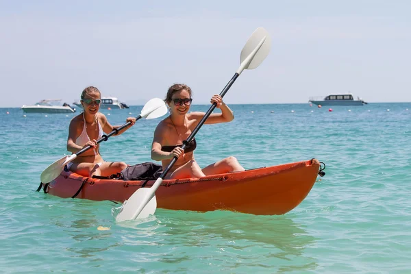 Kaukasische vrouw is kajakken in zee in Thailand — Stockfoto