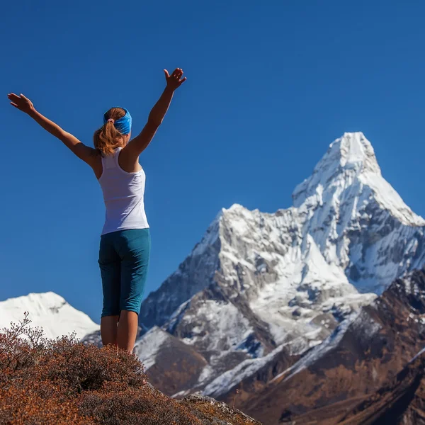 Junge Frau praktiziert Yoga gegen Himalaya-Berge — Stockfoto