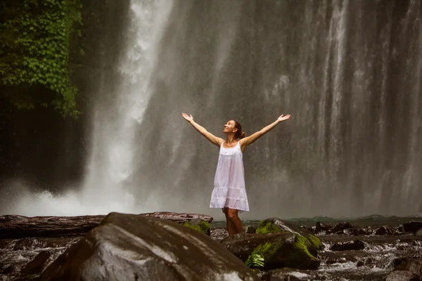 滝の近くの女性 — ストック写真