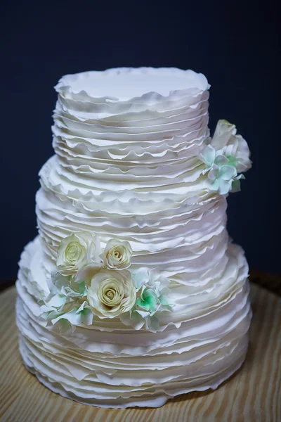 White wedding cake on table — Stock Photo, Image