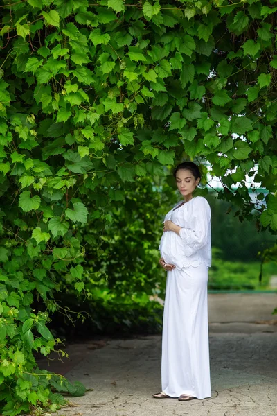 Terhes nő szép napsütéses nyári napon — Stock Fotó