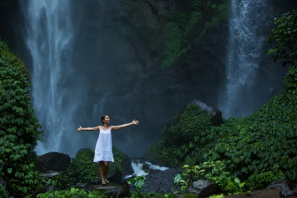 女性瞑想ヨガ滝の間 — ストック写真