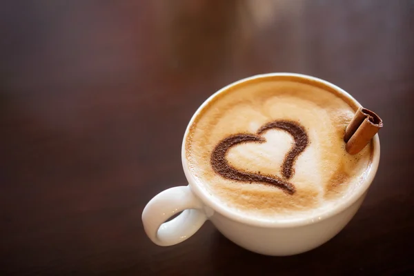 Filiżanka kawy z mlekiem i kształt serca — Zdjęcie stockowe