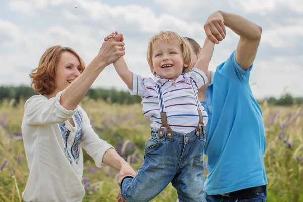 Unga attraktiva föräldrar och barn porträtt utomhus — Stockfoto