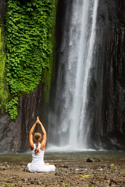 Mulher meditando fazendo ioga entre cachoeiras — Fotografia de Stock