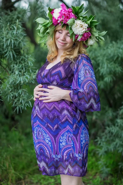 Mulher encantadora grávida no dia ensolarado de verão — Fotografia de Stock