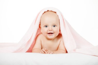 Beyaz bebek çocuk kaplı ile pembe havlu sevinçle gülümsüyor ca