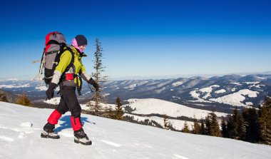 Kış dağlarında yürüyüş yapan