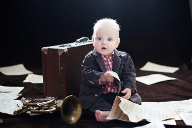 Trompet musica ile levha arasında erkek beyaz bebek çalış