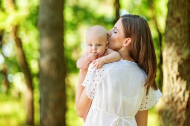 Anne çocuğunu ile almak dinlenme Parkı
