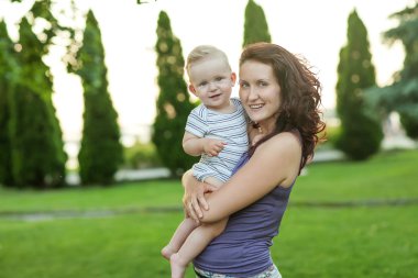 Beyaz bebek çocuk yaz Park'ta dinlenme al