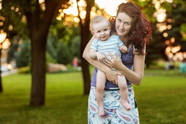 Beyaz bebek çocuk yaz Park'ta dinlenme al