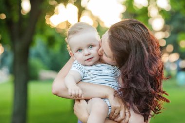 Beyaz bebek çocuk yaz Park'ta dinlenme al