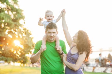 cazip anne ve çocuk portre açık havada