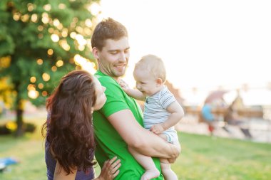 cazip anne ve çocuk portre açık havada