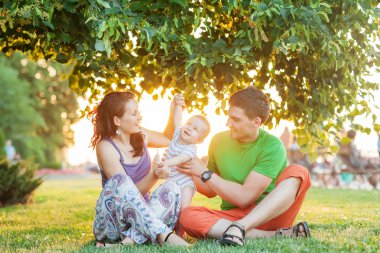 cazip anne ve çocuk portre açık havada