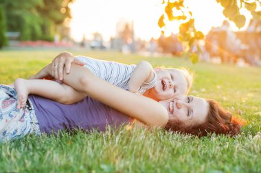 Beyaz bebek çocuk yaz Park'ta dinlenme al