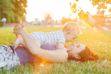 Beyaz bebek çocuk yaz Park'ta dinlenme al