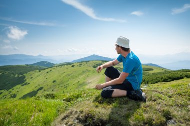 Uzun yürüyüşe çıkan kimse dağlar'da yürüyüş sırasında geri kalanı alır