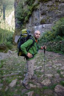 Uzun yürüyüşe çıkan kimse tren Himalayalar yürür