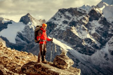 Himalayalar, Nepal Trek kamera poz uzun yürüyüşe çıkan kimse