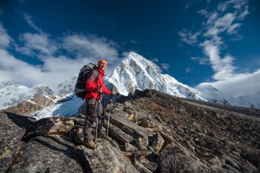 Uzun yürüyüşe çıkan kimse tren Himalayalar yürür