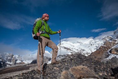 Uzun yürüyüşe çıkan kimse tren Himalayalar yürür