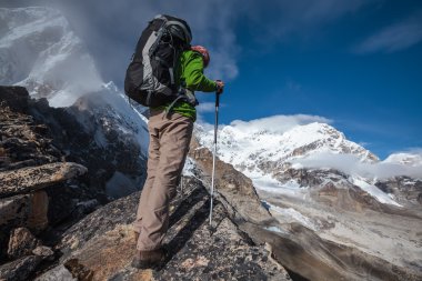 Uzun yürüyüşe çıkan kimse tren Himalayalar yürür