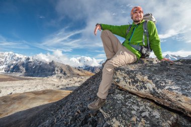 Önünde büyük Dağları Himalayalar poz uzun yürüyüşe çıkan kimse