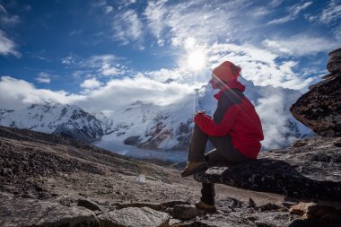 Önünde büyük Dağları Himalayalar poz uzun yürüyüşe çıkan kimse