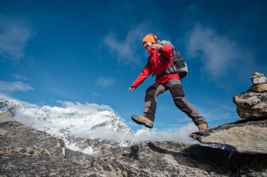 Himalaya Dağları'nda uzun yürüyüşe çıkan kimse atlar