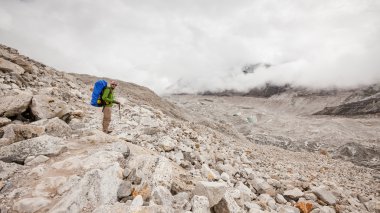 Uzun yürüyüşe çıkan kimse tren Himalayalar yürür