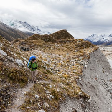 Uzun yürüyüşe çıkan kimse tren Himalayalar yürür