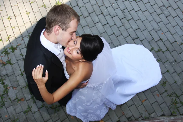 Glückliche Braut und Bräutigam am Hochzeitstag — Stockfoto