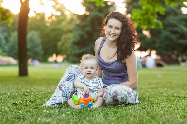 Kaukasiska pojke ta vila i sommar park — Stockfoto