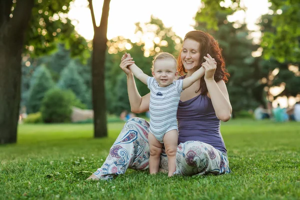 Caucásico bebé niño tomar descanso en verano parque — Foto de Stock