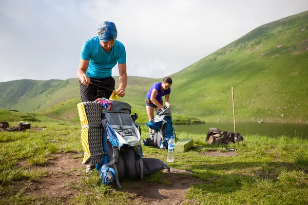 Los excursionistas empacan su mochila en el campamento —  Fotos de Stock