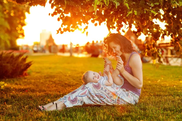 Caucásico bebé niño tomar descanso en verano parque — Foto de Stock