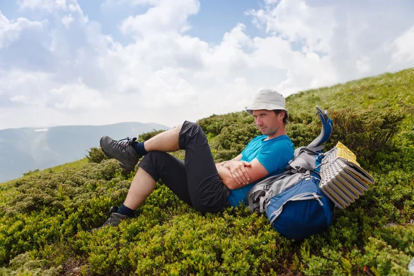 Senderista descansa durante el senderismo en las montañas —  Fotos de Stock