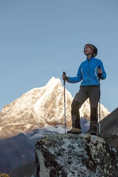 Caminante posando en Himalaya frente a grandes montañas — Foto de Stock