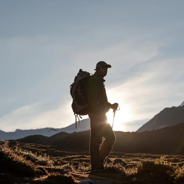 Wanderer posiert im Himalaya vor großen Bergen — Stockfoto