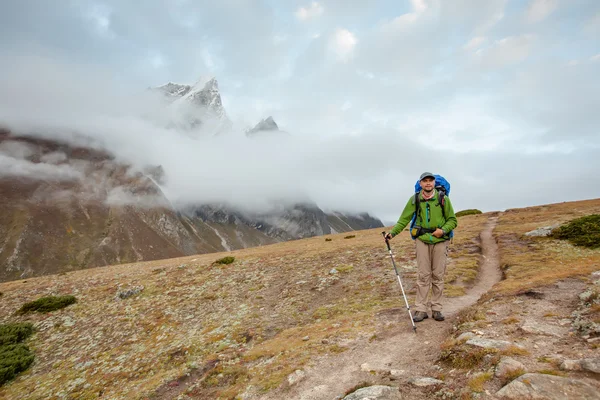 Randonneurs en train dans l'Himalaya — Photo