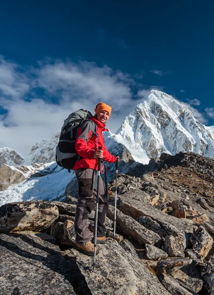 Hiker walks on train in Himalayas — Stock Photo, Image