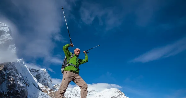 Caminante posando en Himalaya frente a grandes montañas — Foto de Stock