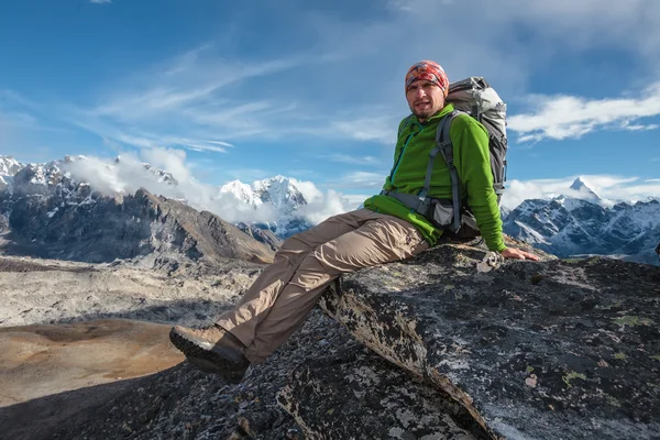 Természetjáró pózol Himalája nagy hegyek előtt — Stock Fotó