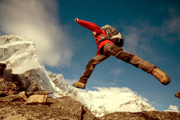 Természetjáró ugrik a sziklára Everest Nepálban — Stock Fotó