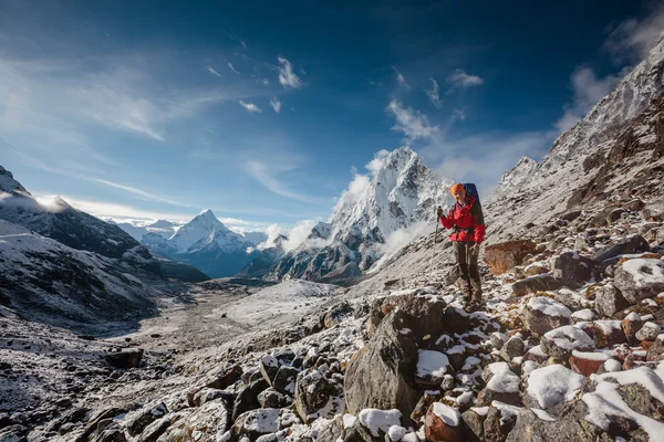 Caminante posando en Himalaya frente a grandes montañas — Foto de Stock